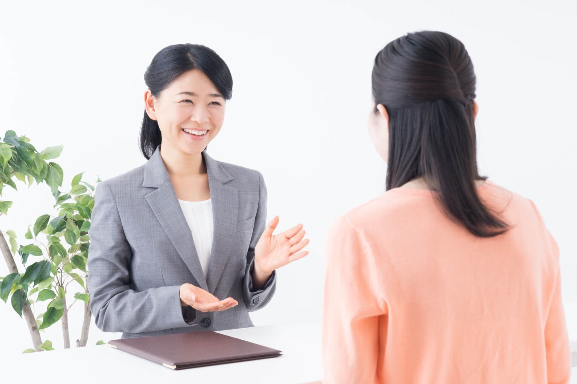 悩みの相談をする女性とカウンセラー_R